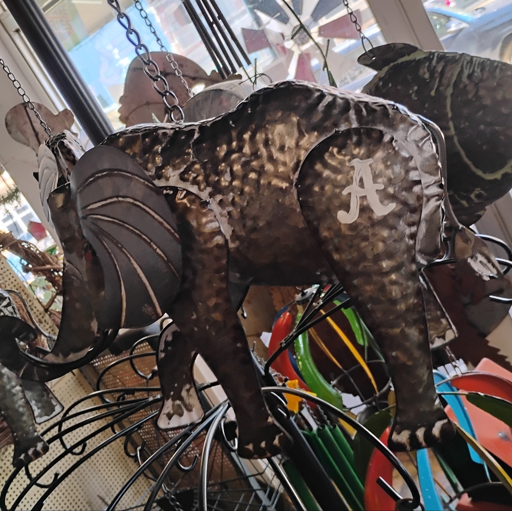 BAMA ELEPHANT BIRDHOUSE. METAL.